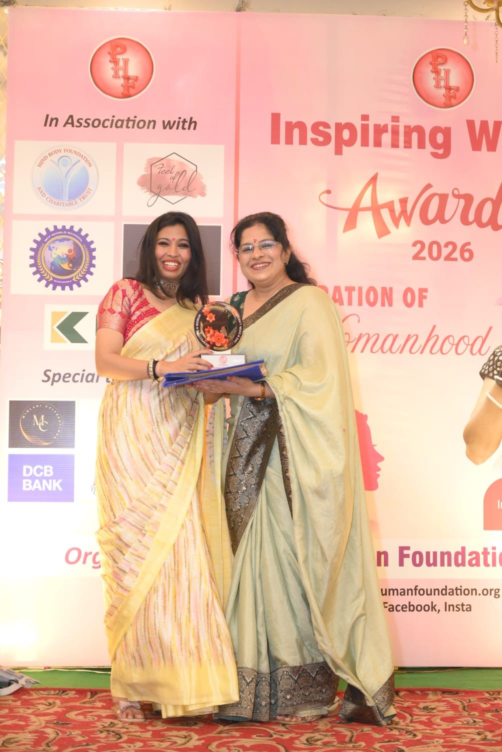 Founder President Garima Singh presenting the Inspiring Women Award trophy